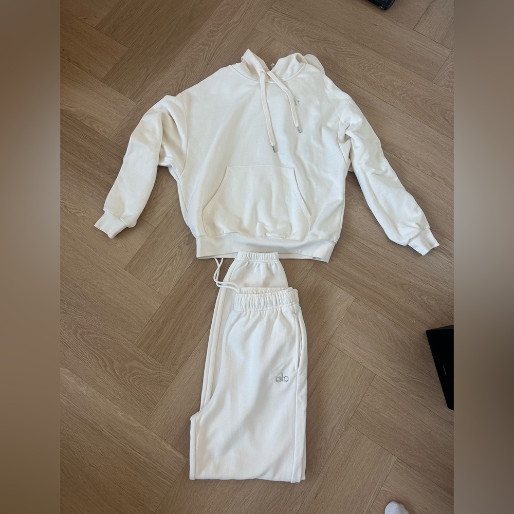 ALO Yoga Accolade Hoodie & Sweatpants SET in ivory - Picture 3 of 6